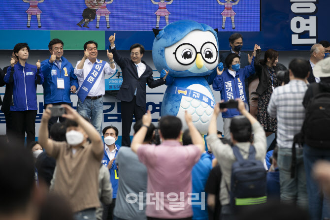 [포토]지지자들 환호에 화답하는 윤호중-김동연-이재준