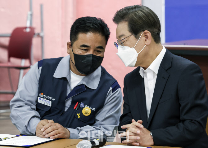 [포토]김준오 한국금속노조 한국지엠 지부장과 이야기 나누는 이재명