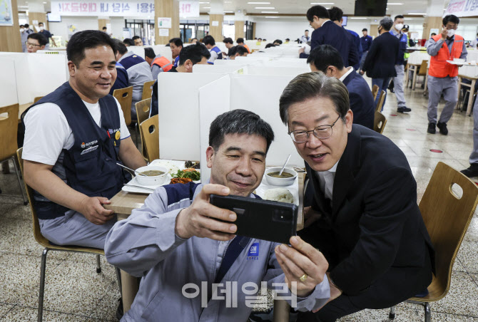 [포토]한국지엠 직원들과 만난 이재명 더불어민주당 총괄선대위원장