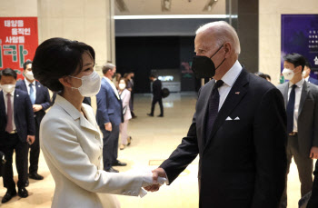 '올림머리·흰 장갑' 김건희, 바이든과 박물관 관람 뒤 악수