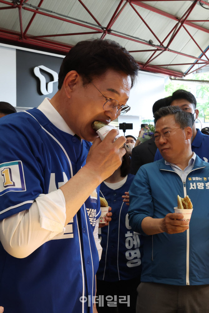 [포토]시장에서 음식 먹는 송영길 서울시장 후보