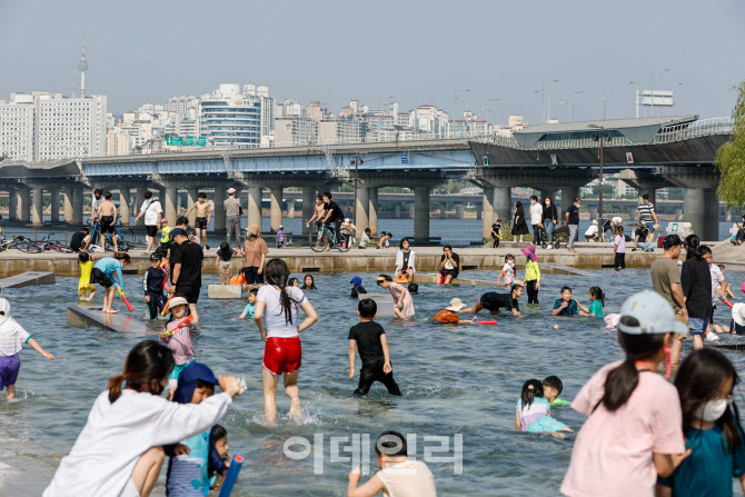[포토]한강에서 무더위 잊는 시민들