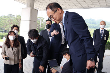 이원석 대검차장 첫출근 "바뀐 법률 탓할수 없어…정성 다해 수사"