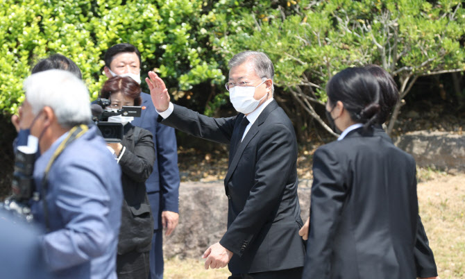 민주당 "盧 13주기…검찰공화국에 맞서 민주주의 지킬 것"