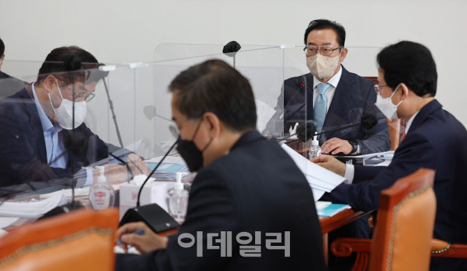 [포토]소위원회에서 발언하는 이종배 국회 예산결산특별위원회 소위원장