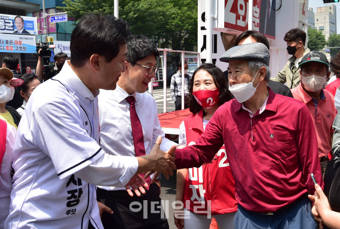 [포토]망원역에서 시민들과 인사하는 오세훈 서울시장 후보