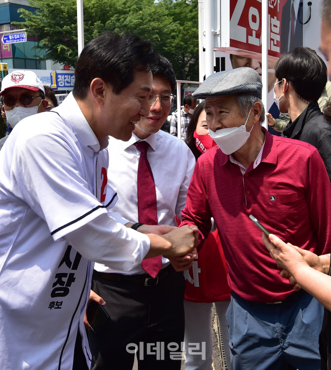 [포토]망원역에서 시민들과 인사하는 오세훈 시장 후보