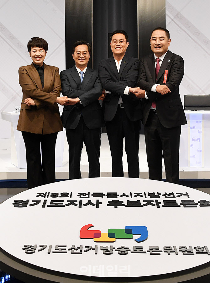 [포토]손 맞잡은 김은혜-김동연-황순식-강용석 경기도지사 후보