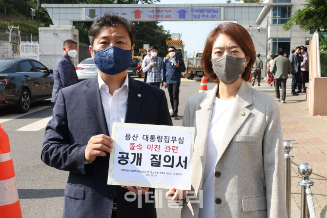 [포토]항의 서한 전달 앞서 입장 밝히는 김영배-고민정 의원