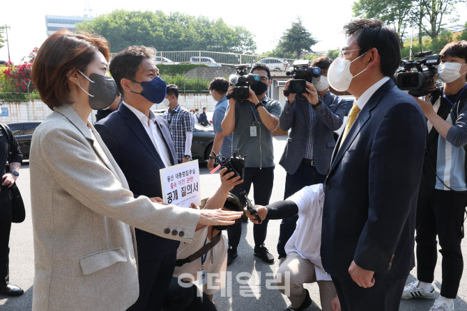 [포토]정무수석 비서관과 대화하는 김영배-고민정 위원장