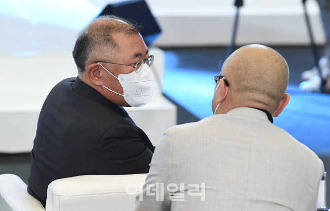 [포토]이야기 나누는 정의선 현대차 회장-김봉진 우아한형제들 대표