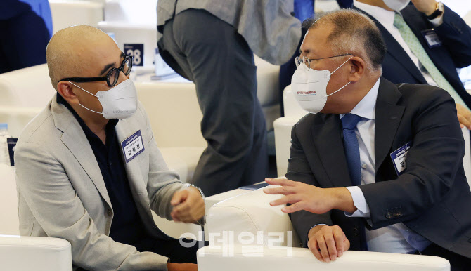 [포토]신(新)기업가정신 선포식에서 만난 정의선 현대차그룹 회장-김봉진 우아한형제들 대표