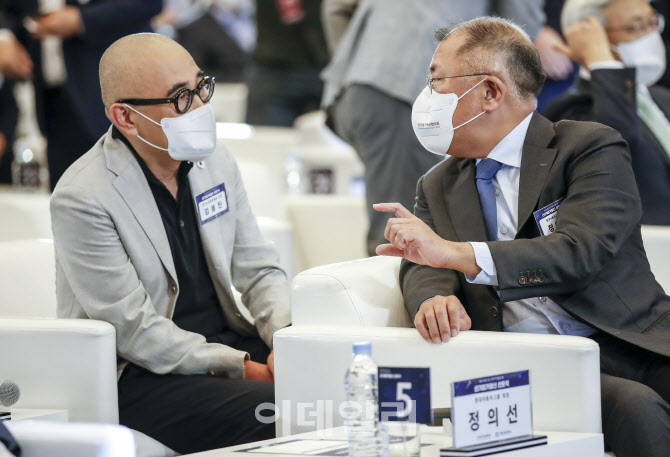 [포토]이야기 나누는 정의선 현대차그룹 회장-김봉진 우아한형제들 대표