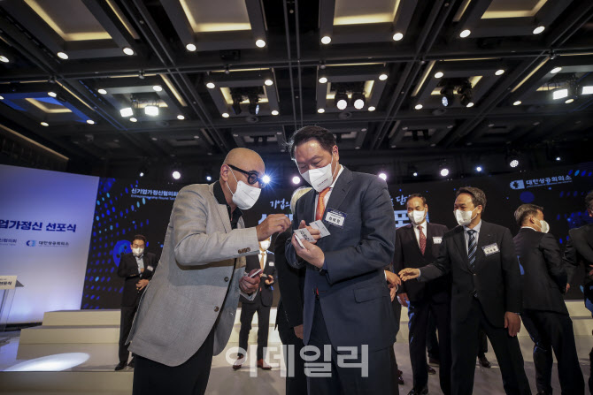 [포토]명함 주고받는 최태원 대한상의 회장-김봉진 우아한형제들 대표