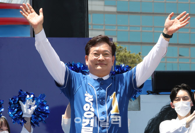 [포토]청계광장에서 손 흔드는 송영길 서울시장 후보