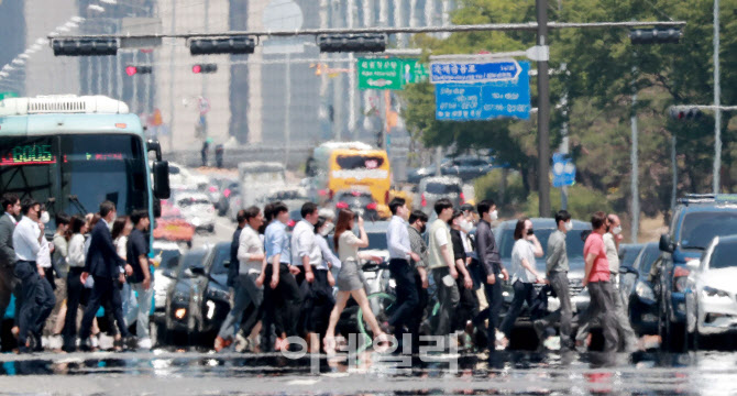 [포토]때아닌 더위에 아지랑이 피어오르는 도로
