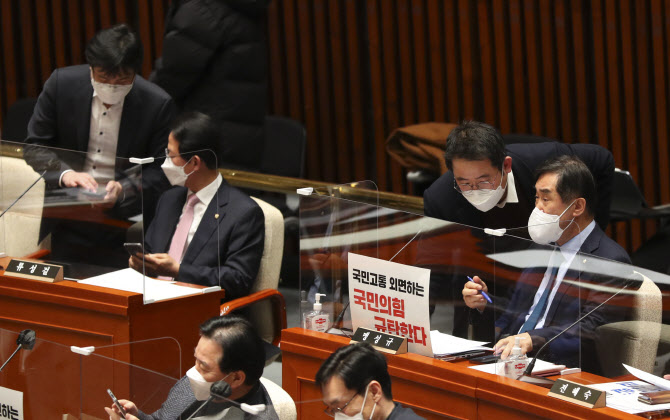 `2차 추경안`진통…여야 예결위 간사, 12분 만에 회동종료