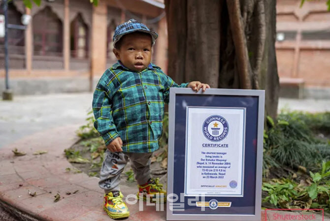 18살 네팔 남학생, 신장 73cm…"세계 최단신 청소년"