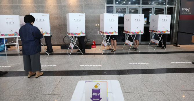 [속보]지방선거 사전투표율 오전11시 기준 13.65%