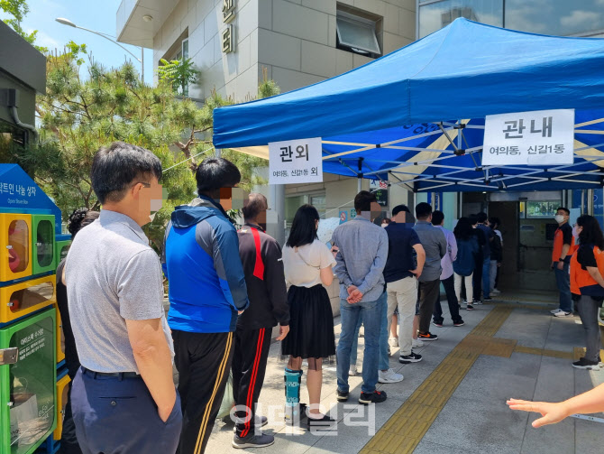 "선거일엔 나들이죠" 투표소 찾는 발길 잦아…사전투표 열기, 대선보다 덜해