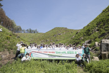 스마일게이트, 게이머들과 강릉서 산림복구 봉사활동