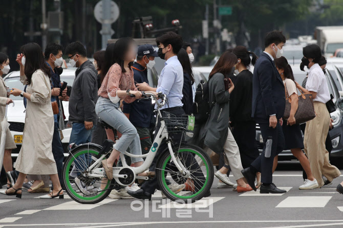 [포토]횡단보도에서 자전거 주행은 단속 대상