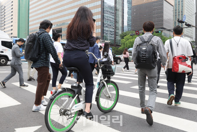 [포토]횡단보도에서 개인형 이동수단 주행은 단속 대상