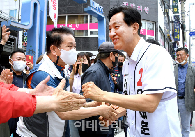 [포토]'시민들과 인사하는 오세훈'