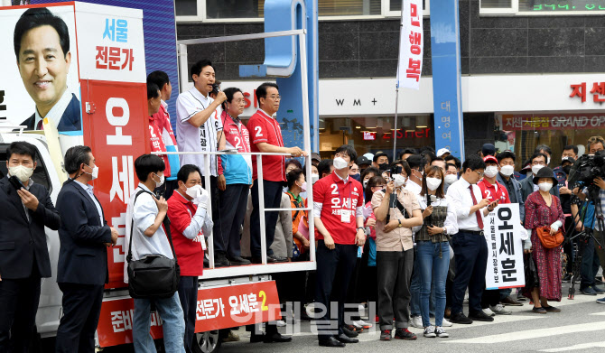 [포토]'유세차량에 오른 오세훈'