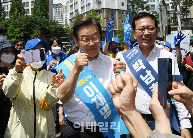 [포토]인천 모래네 시장에서 인사하는 이재명'