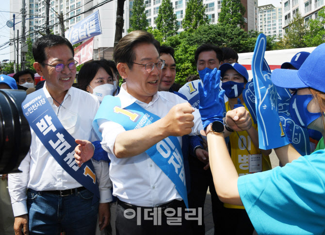 [포토]이재명, '선거운동원과 인사'