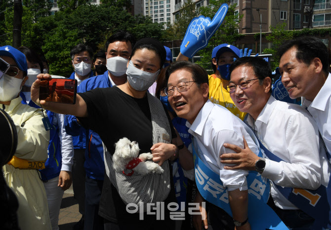 [포토]'시민들과 인사하는 이재명'