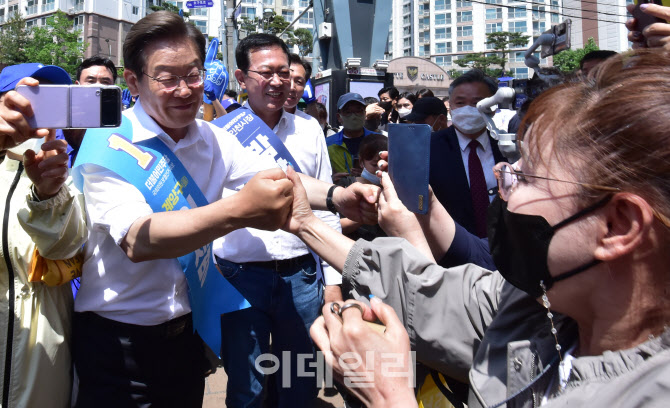 [포토]'모래네 시장에서 인사하는 이재명'