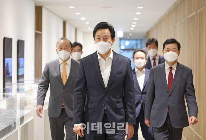 [포토]당선 후 집무실로 향하는 오세훈 서울시장