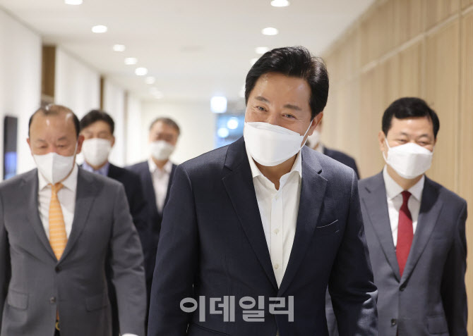 [포토]오세훈 서울시장, 당선 후 집무실로 이동
