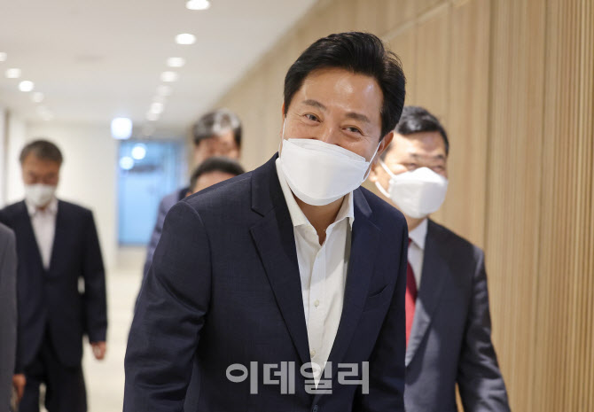 [포토]오세훈 서울시장, 집무실로 이동