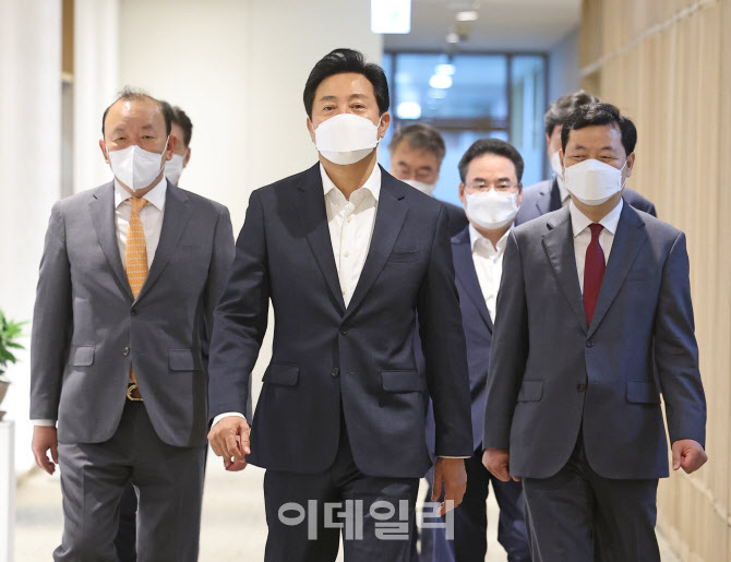 [포토]오세훈 서울시장, 집무실 출근