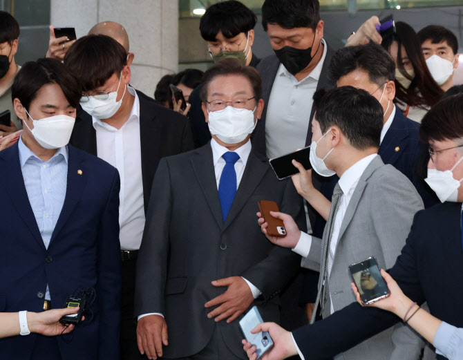민주당 `참패` 지도부 총사퇴에도…이재명 '묵묵부답'