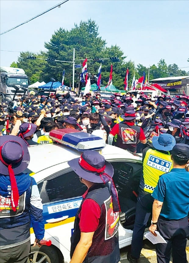 "주류 대란 우려" 화물연대 파업에 하이트진로 이천공장 생산 중단