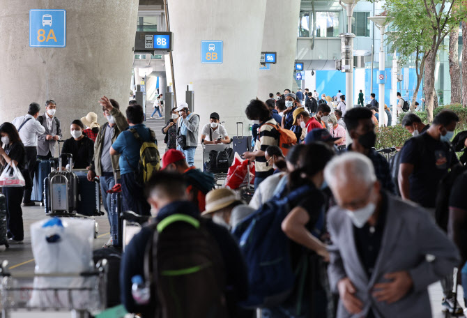 재조합 변이 감염자 82% 3차 접종…입국 격리면제 실효성 있나