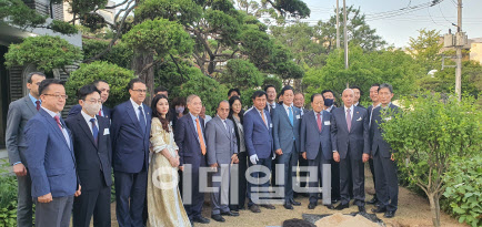 산림청 "나라꽃 무궁화 세계에 알려요"…외국대사관에 무궁화 식재