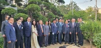 산림청 "나라꽃 무궁화 세계에 알려요"…외국대사관에 무궁화 식재