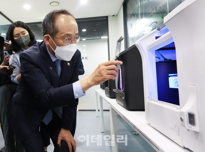 [포토]3D 살펴보는 추경호 부총리