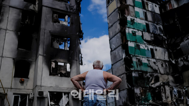 우크라이나 키이우 시장 “도시 내에서 연쇄 폭발…화재 진압중”