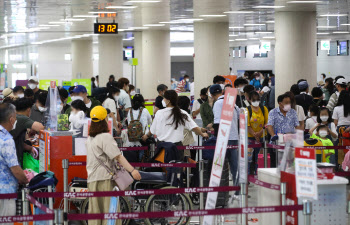 "갑자기 웬 사이렌?"·"놀러 가는 날"…달라진 현충일 풍경