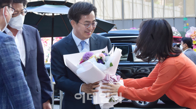 [포토]당선 축하 꽃다발 받는 김동연 경기도지사 당선인