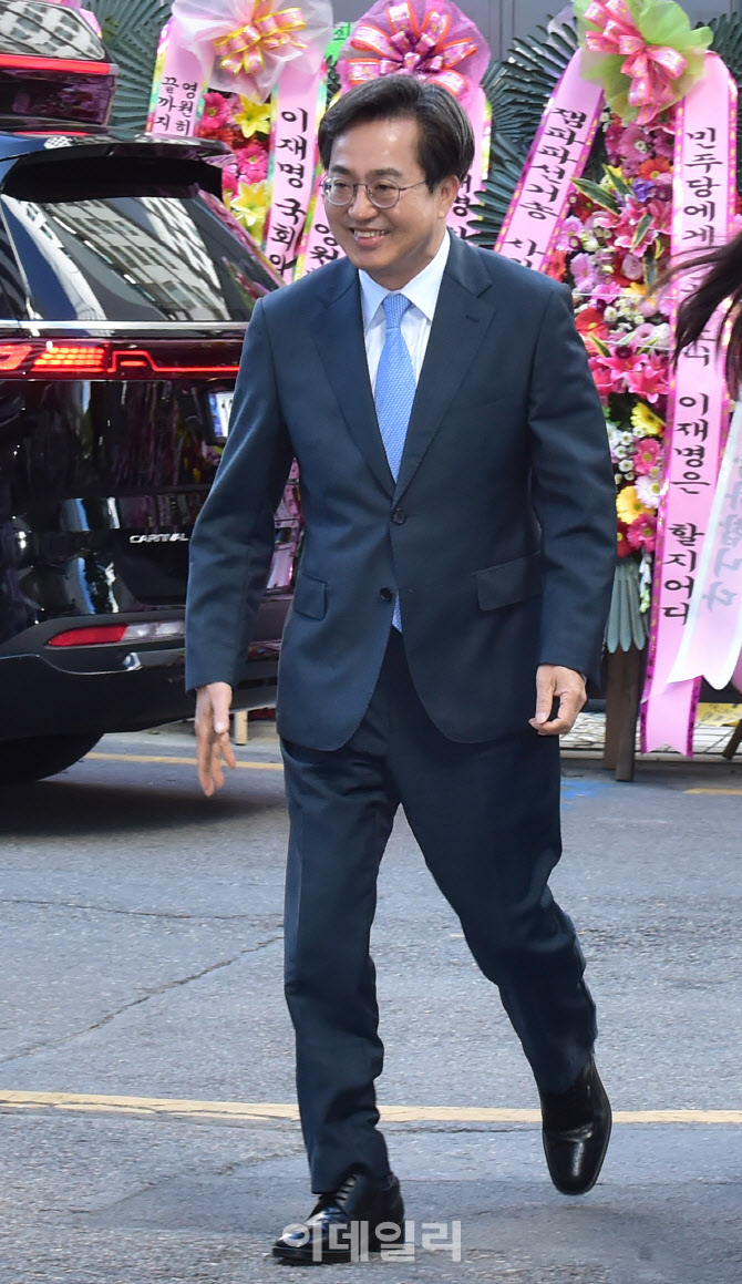 [포토]더불어민주당 중앙당사 들어서는 김동연