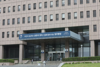 법무부, 조국이 만든 ‘검사파견심사위’ 폐지한다…“檢수사 중립성 훼손해”