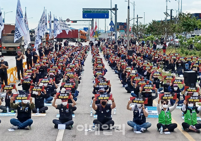 [르포]총파업 나선 화물연대 “기름값 인상으로 벼랑끝 몰려”