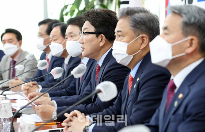 [포토]권성동, '더 이상 북한에 일방적으로 끌려다니지 않을 것'